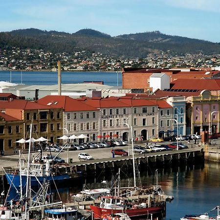 The Henry Jones Art Hotel Hobart Exteriör bild The battery, with the city in the background