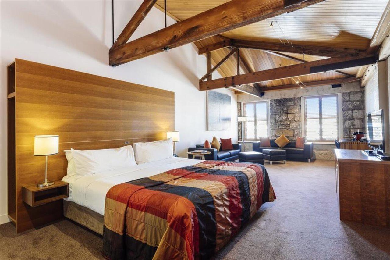 The Henry Jones Art Hotel Hobart Exteriör bild A room at the hotel