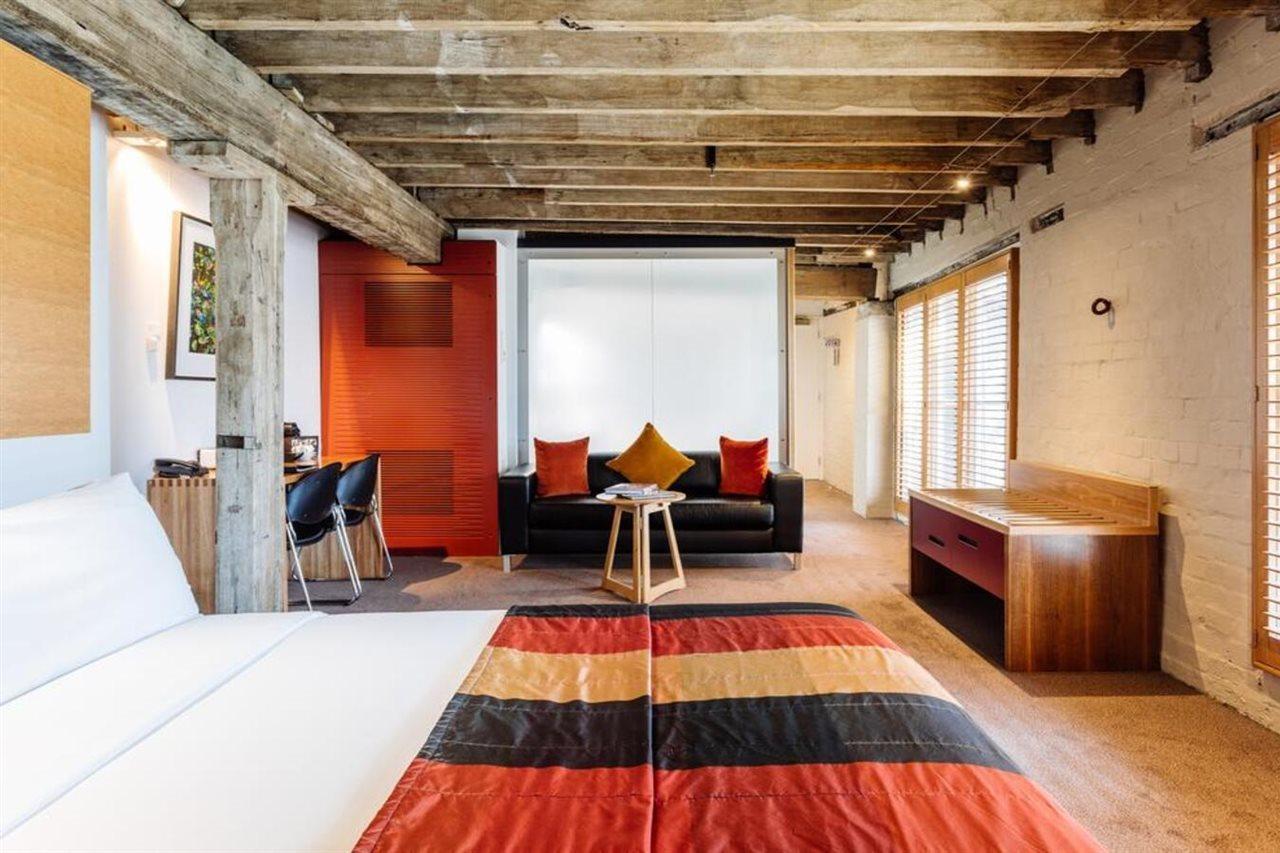 The Henry Jones Art Hotel Hobart Exteriör bild The interior of a one-bedroom apartment at the hotel