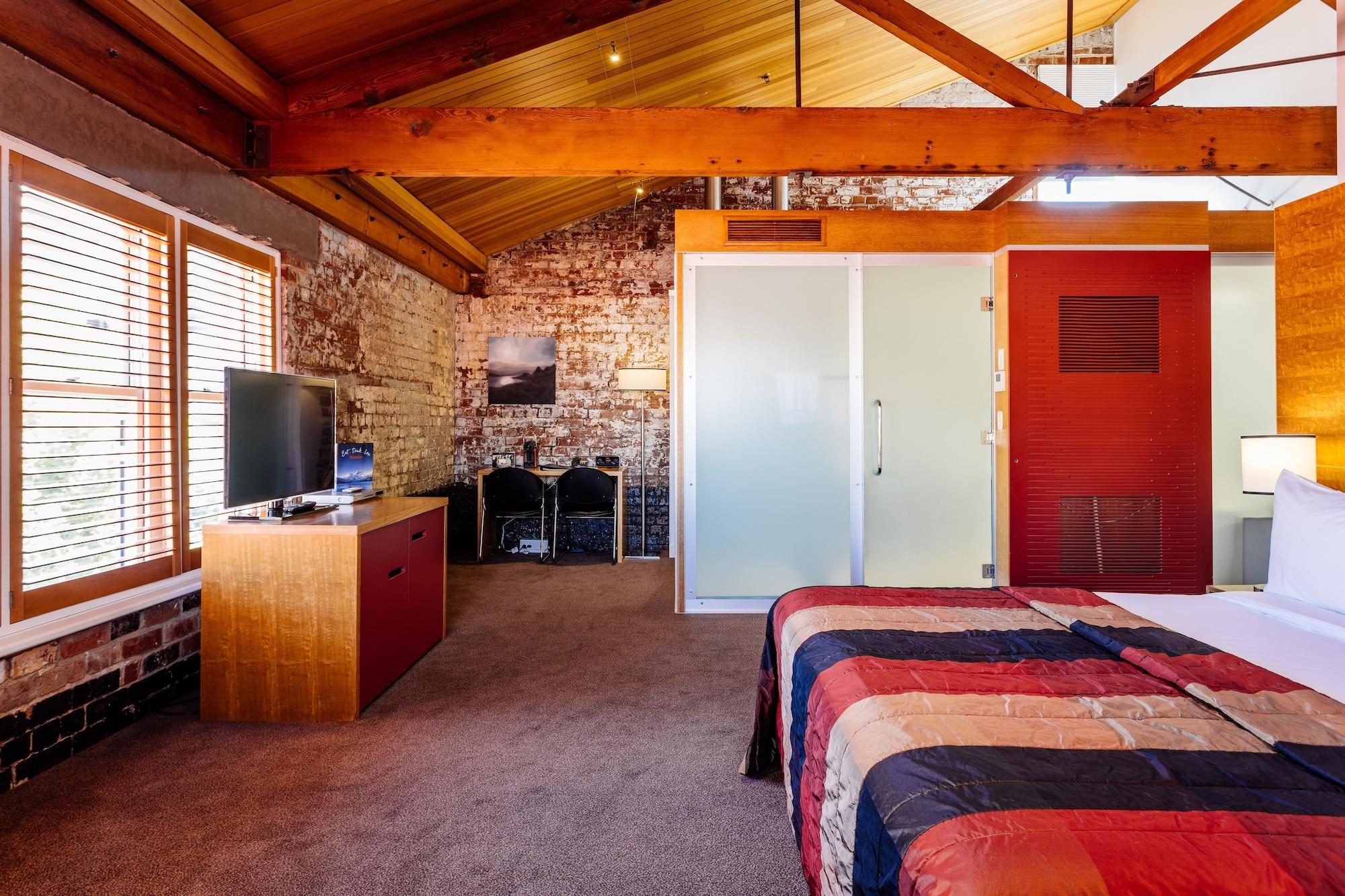 The Henry Jones Art Hotel Hobart Exteriör bild A room at the hotel