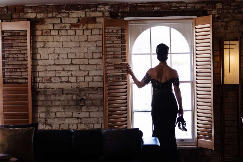 The Henry Jones Art Hotel Hobart Bekvämligheter bild A woman in a dress