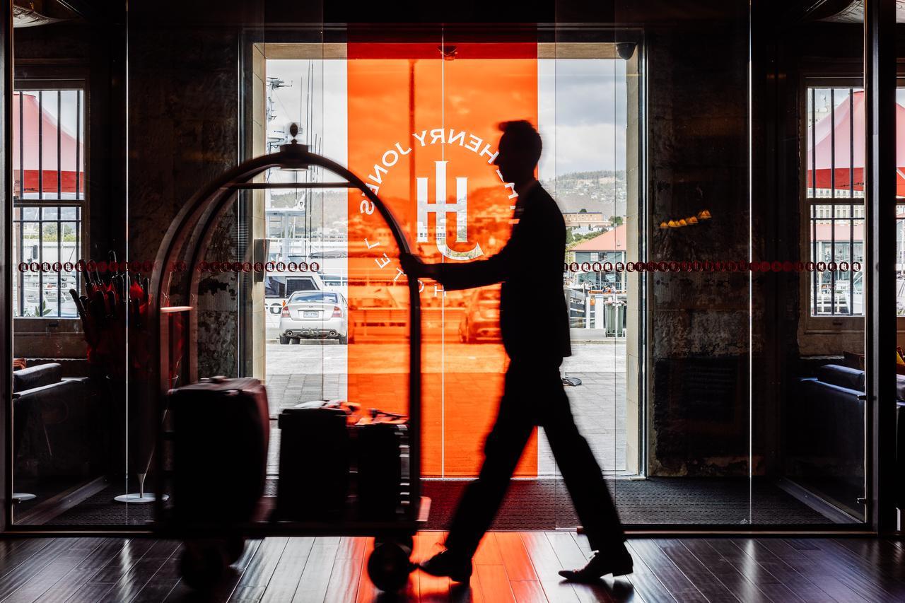 The Henry Jones Art Hotel Hobart Exteriör bild A doorman at the entrance of a hotel