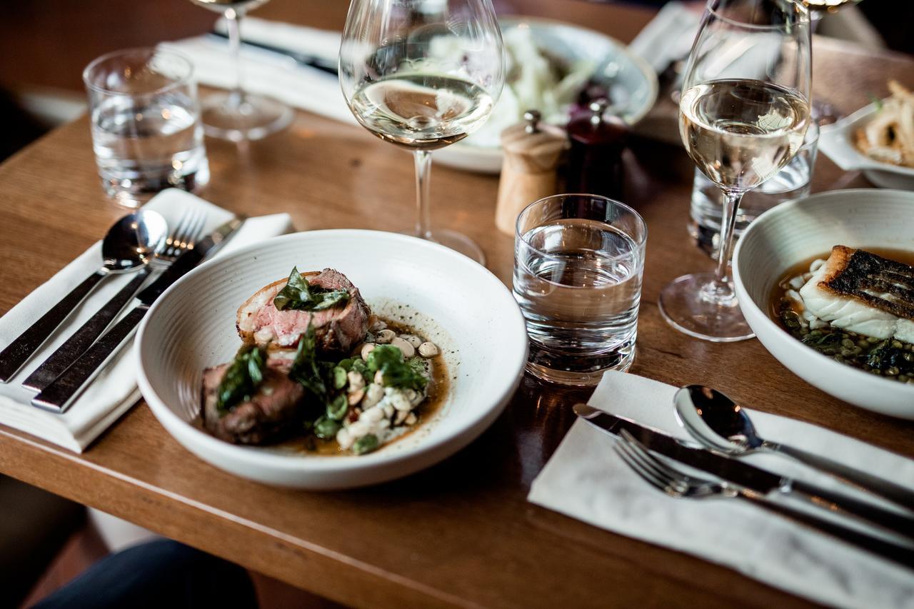 The Henry Jones Art Hotel Hobart Exteriör bild Dishes at the restaurant